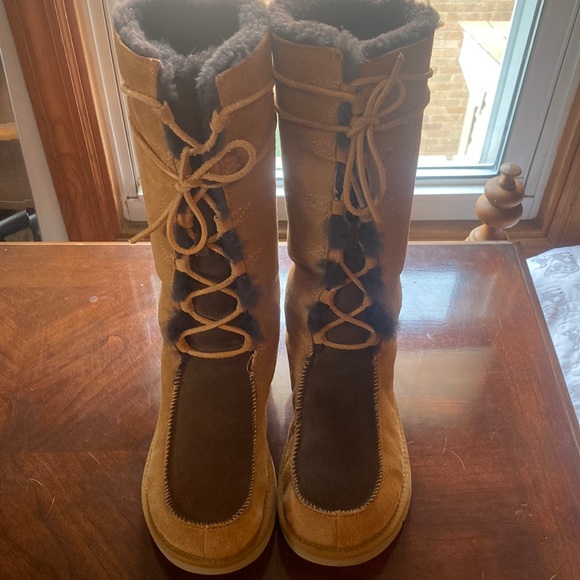 UGG Shoes - 🦊Ugg tall sherpa and leather lace boot. Very good condition. Sure to please.